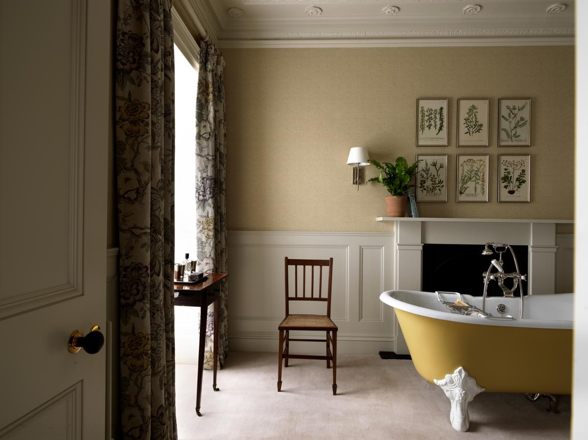 sims-hilditch-interior-design-english-country-estate-bath-bathroom